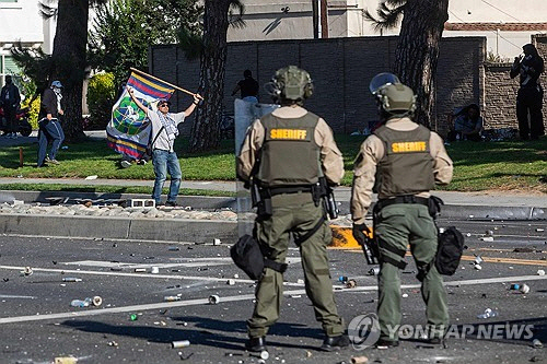 7일(현지시간) LA에서 이어진 이민 단속 반대 시위 현장. [연합뉴스]